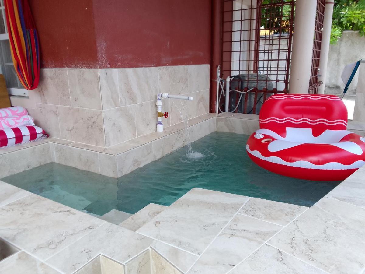 Le Quad - One Bedroom & Studio Apt - Private, Spacious & Secured 金斯敦 外观 照片
