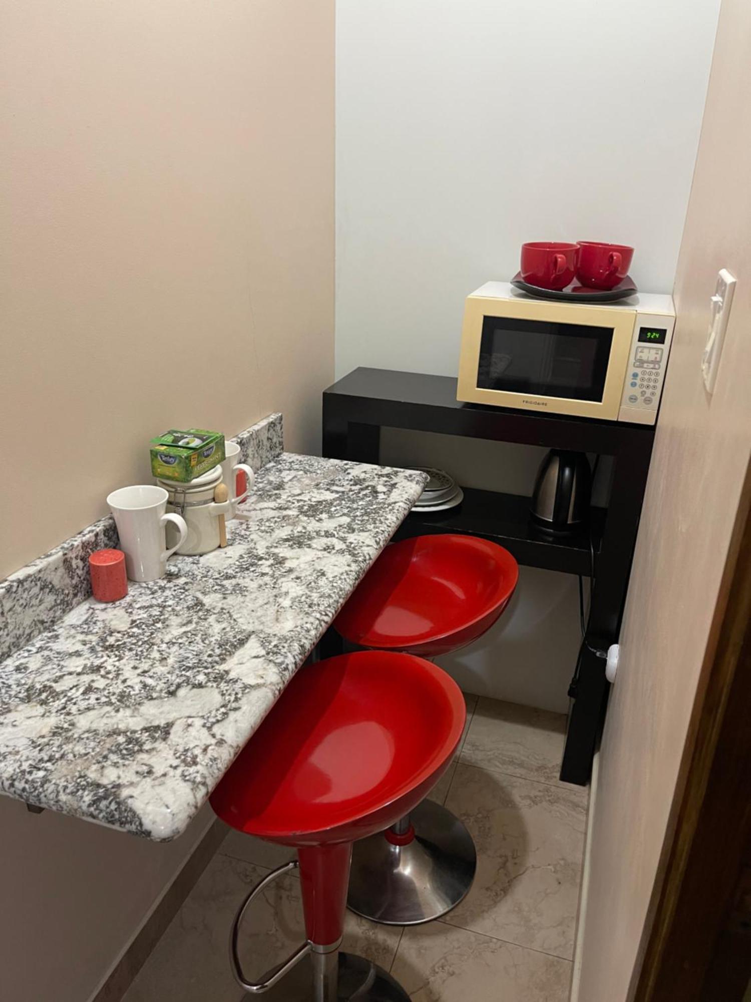 Le Quad - One Bedroom & Studio Apt - Private, Spacious & Secured 金斯敦 外观 照片